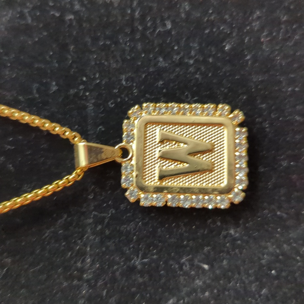 NWOT (264) Gold toned Necklace with Initial "W" Pendant - costume jewelry